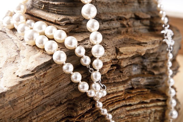 The June Birthstone Guide: 3 Stylish Pearl Jewelry Gifts She'll Love