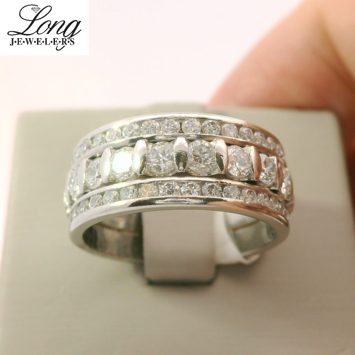 Exquisite Platinum Diamond Ring: Timeless Elegance Awaits Exquisite Platinum Diamond Ring: Timeless Elegance Awaits
