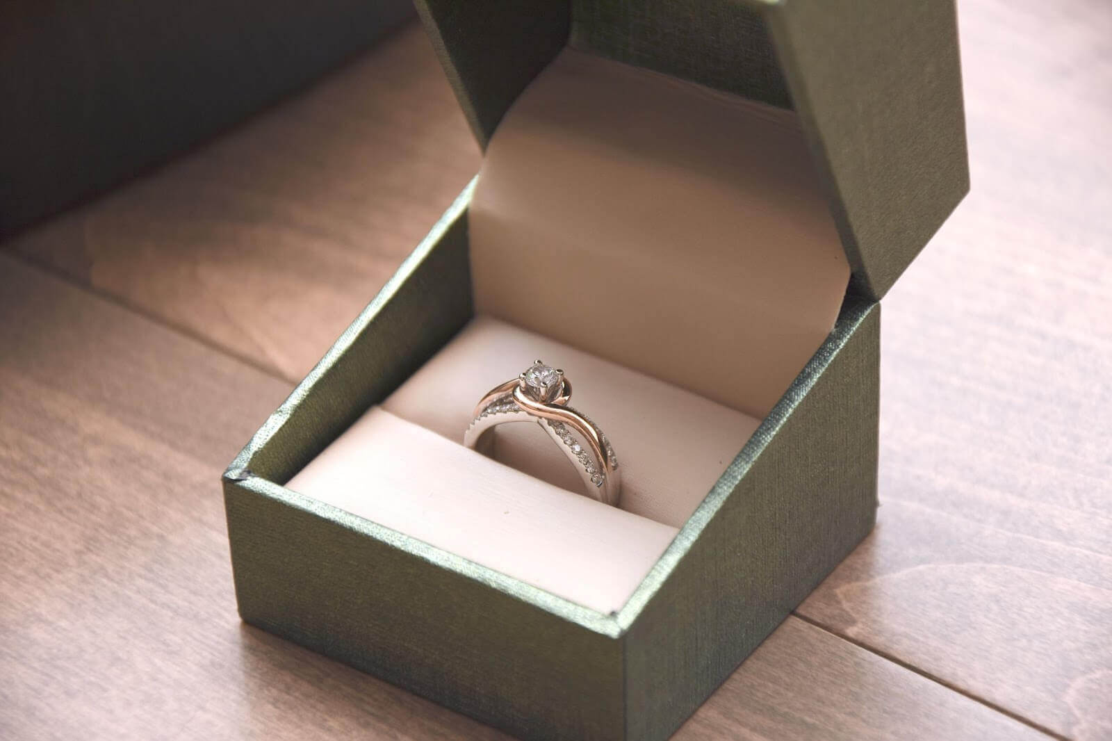 Engagement Ring Metal Guide