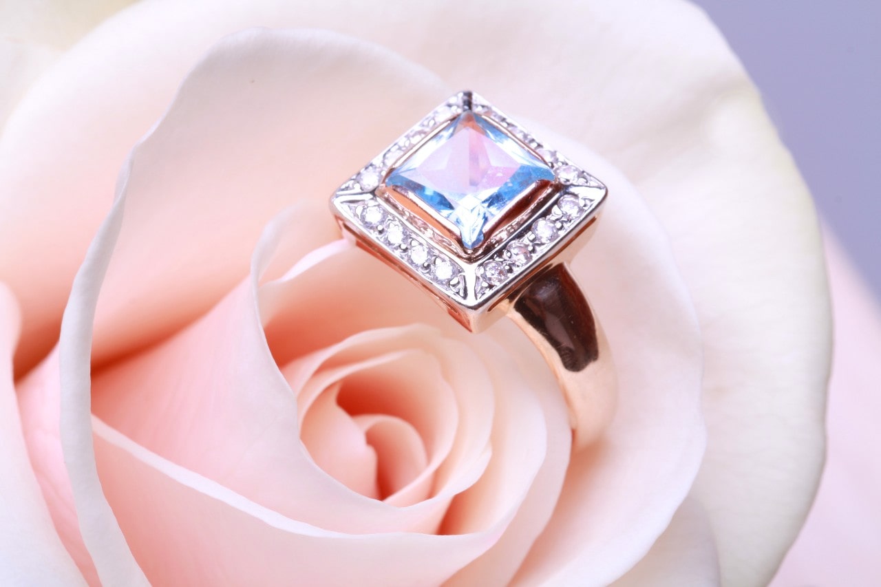 BEZEL SET CENTER STONES BEZEL SET CENTER STONES